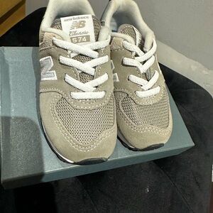 Kids Grey New Balance| Size 6